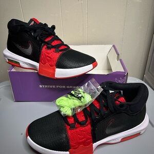 Nike LeBron witness 8 sz11 new